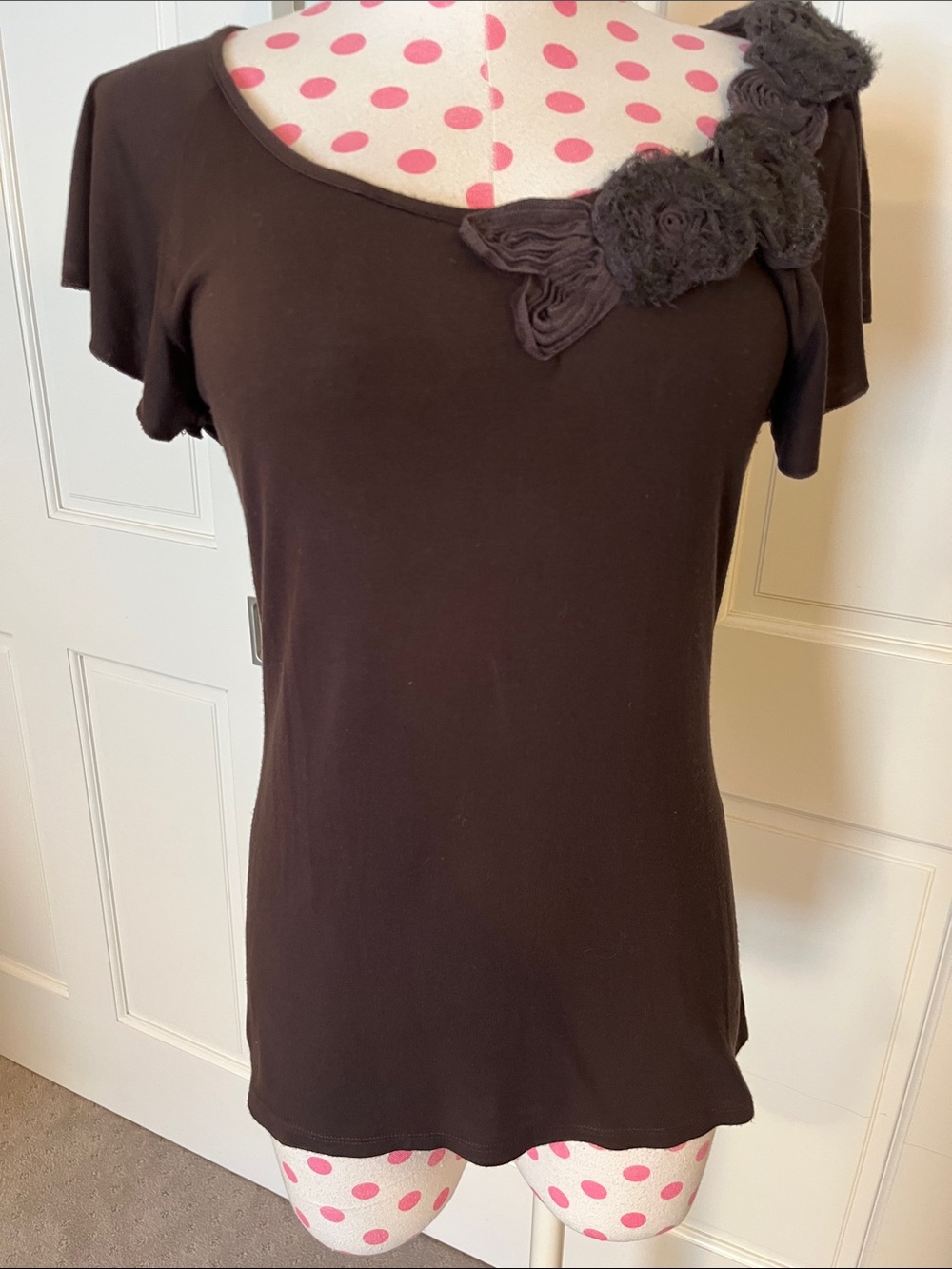 Wrapper Dark Brown Short Sleeve Scoop Neck Top with Shoulder Rosettes